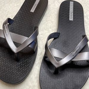 Ipanema thong sandals in silver/black.